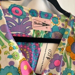 Exquisite retro floral romper.. front zip with pockets!! Vintage size 16.